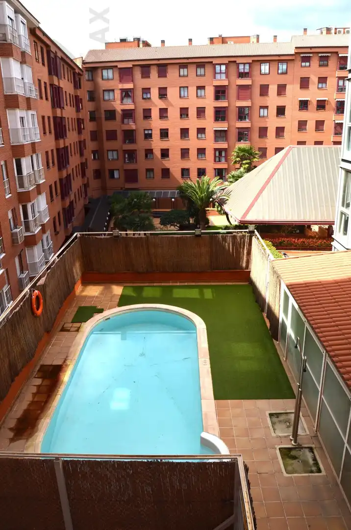 Piscina de Apartament de lloguer en Madrid amb Aire condicionat, Calefacció i Terrassa