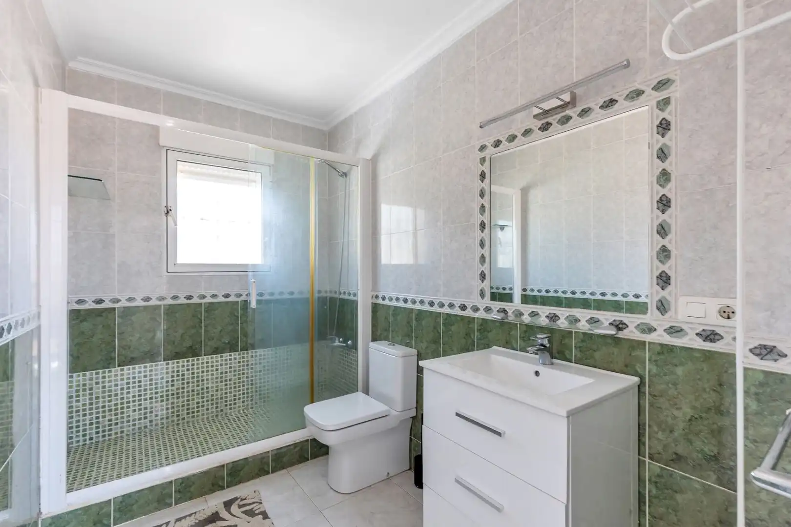 Badezimmer von Haus oder Chalet zur Miete in San Miguel de Salinas mit Klimaanlage, Heizung und Privatgarten