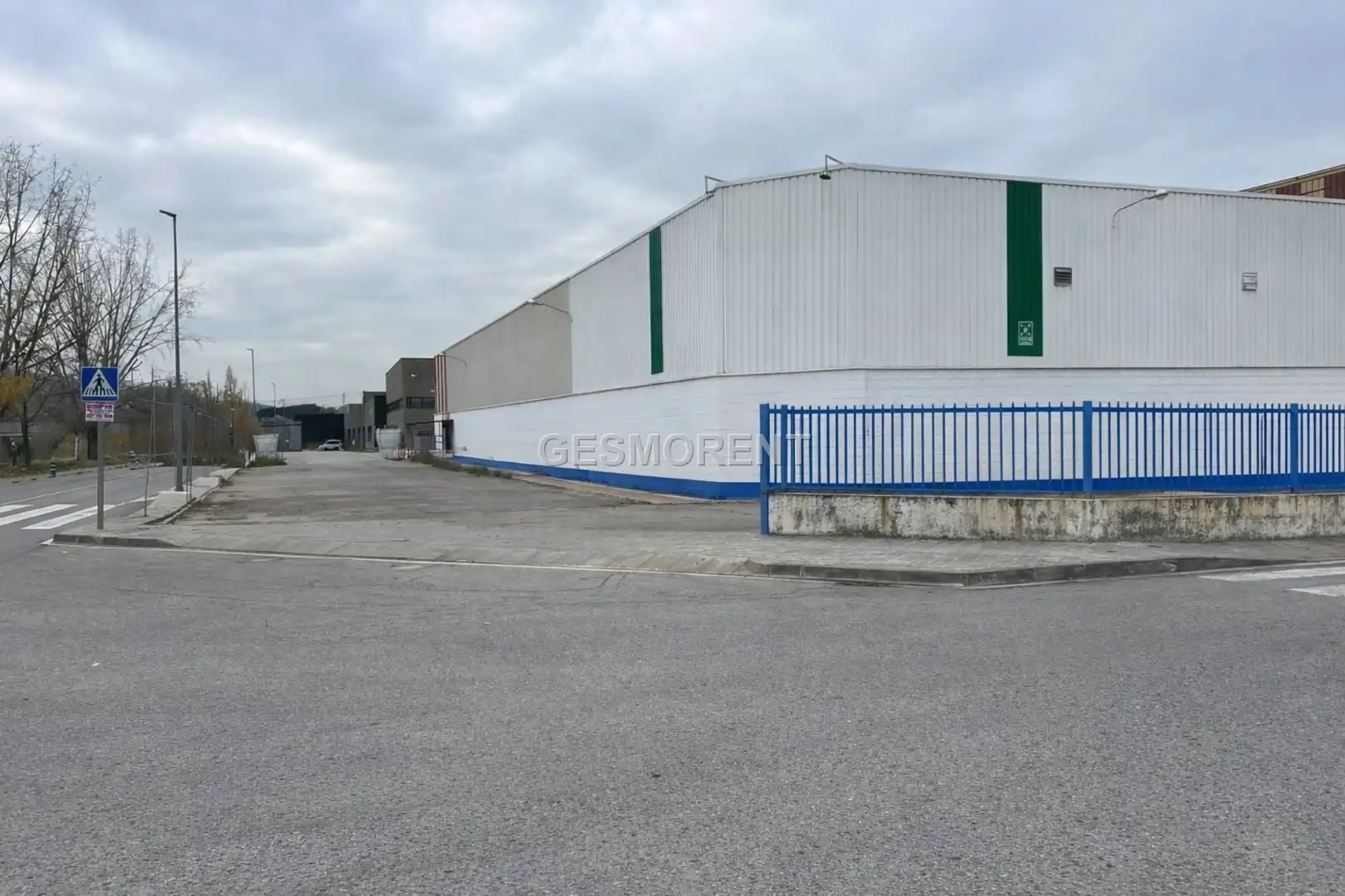 Außenansicht von Fabrikhallen zum Verkauf in Montmeló