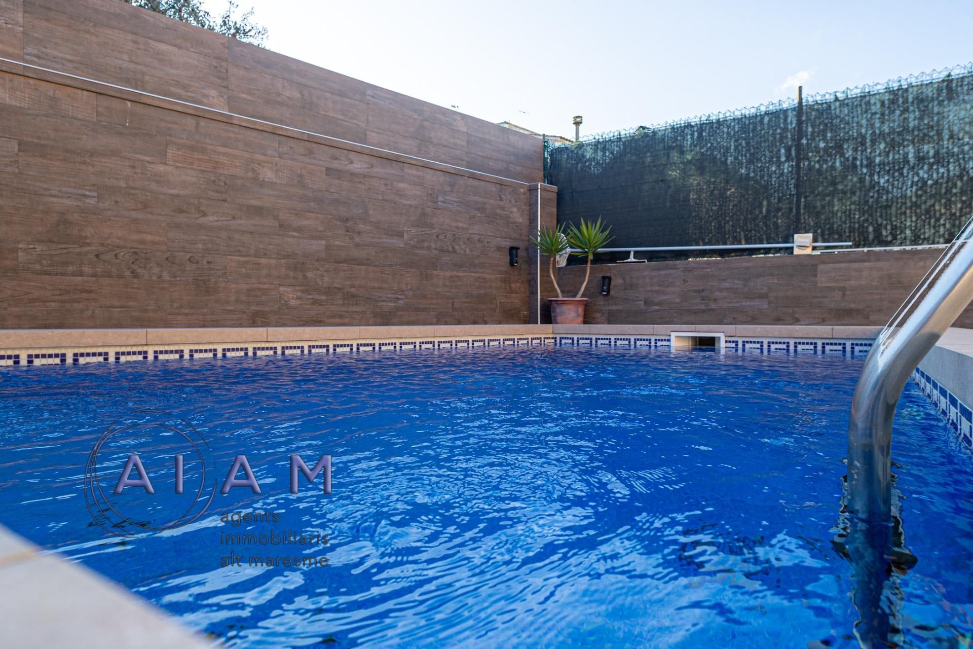 Swimming pool of House or chalet for sale in Pineda de Mar  with Air Conditioner, Heating and Private garden