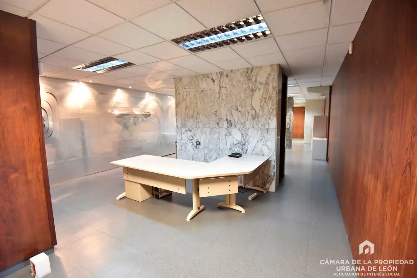 Oficina de lloguer en León Capital 