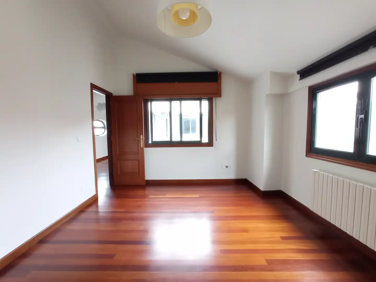 Schlafzimmer von Maisonette zum Verkauf in Pontevedra Capital  mit Heizung, Parkett und Terrasse