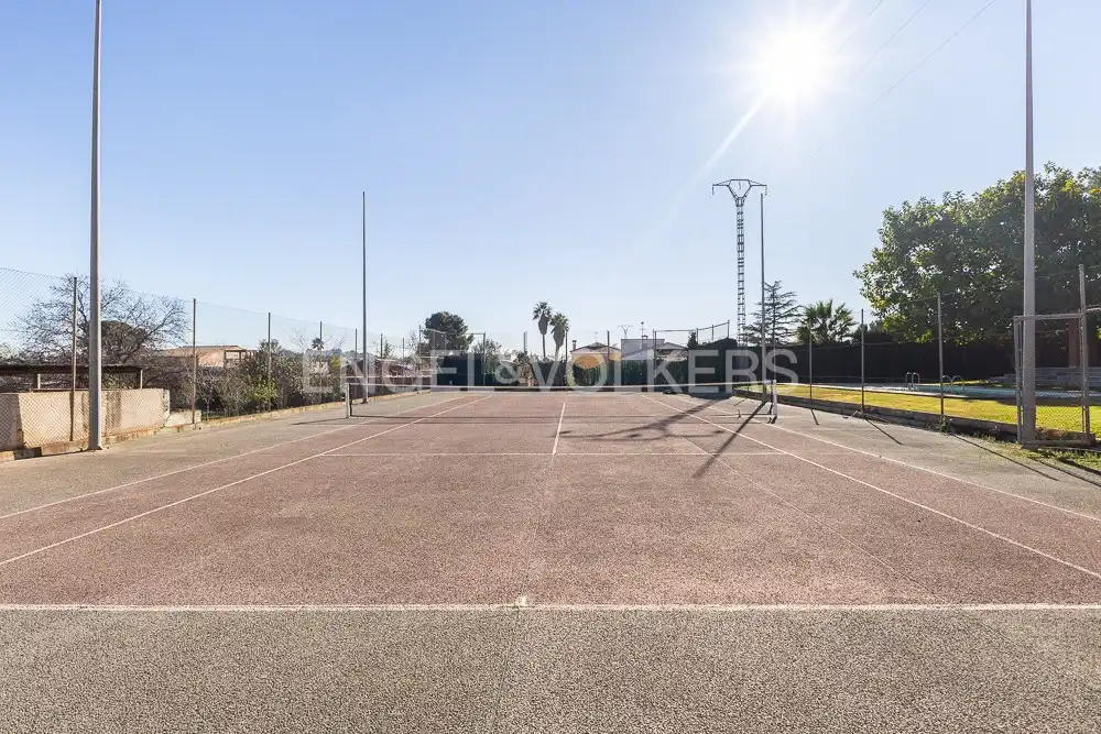 Exterior view of Houses for sale in La Pobla de Vallbona  with Air Conditioner, Heating and Private garden