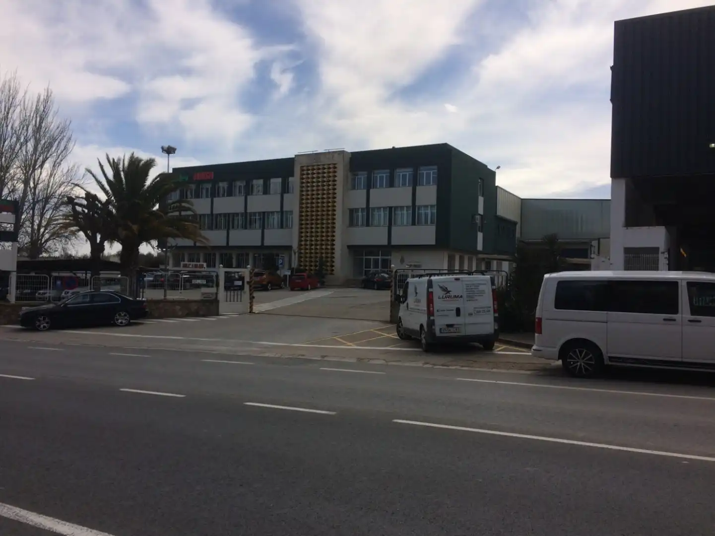 Vista exterior de Local de alquiler en  Logroño