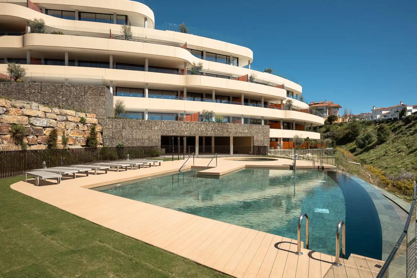Schwimmbecken von Wohnungen zum Verkauf in Fuengirola mit Klimaanlage, Terrasse und Schwimmbad