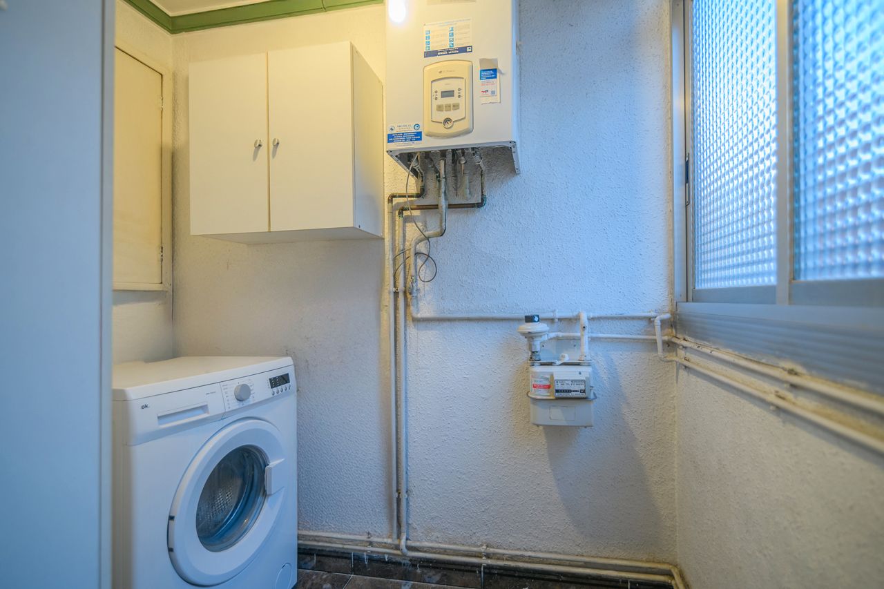 Flat for sale in Cornellà de Llobregat  with Air Conditioner, Heating and Oven