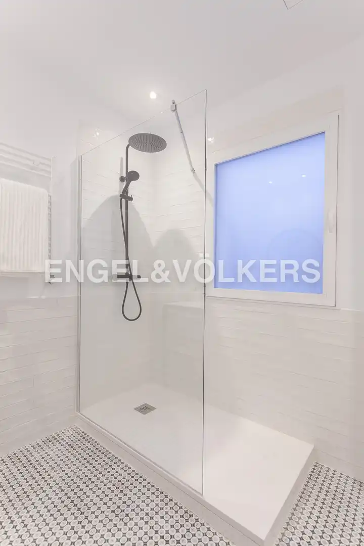 Bathroom of Flat for rent in Madrid  with Air Conditioner, Heating and Storage room