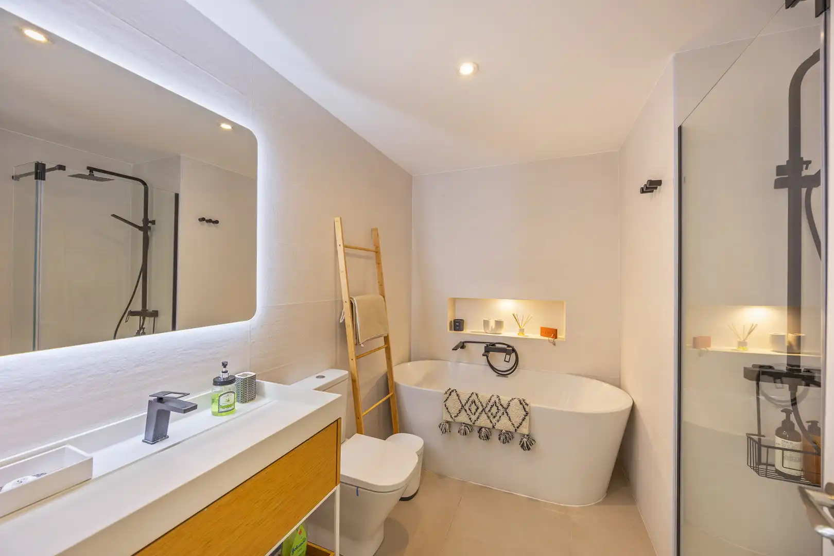 Badezimmer von Erdgeschoss zum Verkauf in Sotogrande mit Klimaanlage, Privatgarten und Terrasse