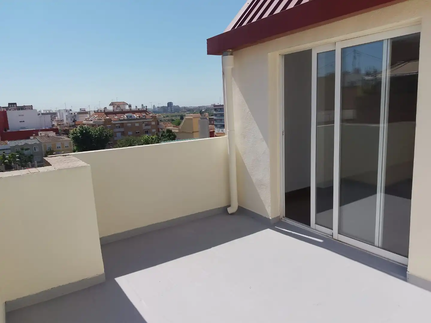 Terrasse von Dachboden zur Miete in Paterna mit Terrasse, Ofen und Balkon