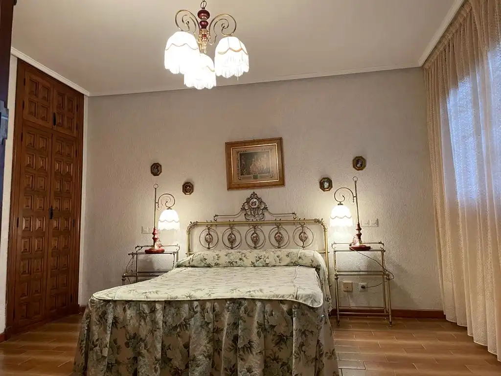 Dormitori de Casa o xalet en venda en Castañares de Rioja amb Calefacció, Jardí privat i Parquet