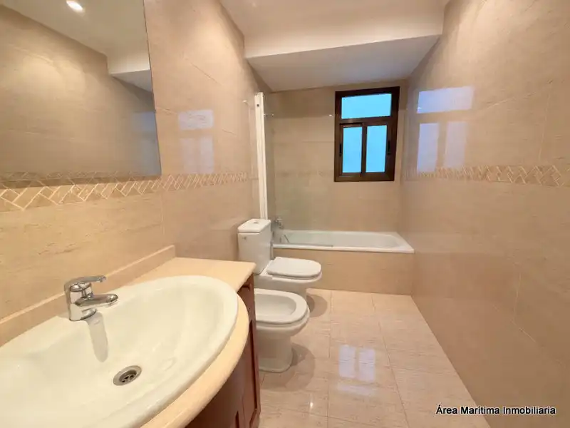 Baño de Piso de alquiler en Valencia con Aire acondicionado, Calefacción y Horno