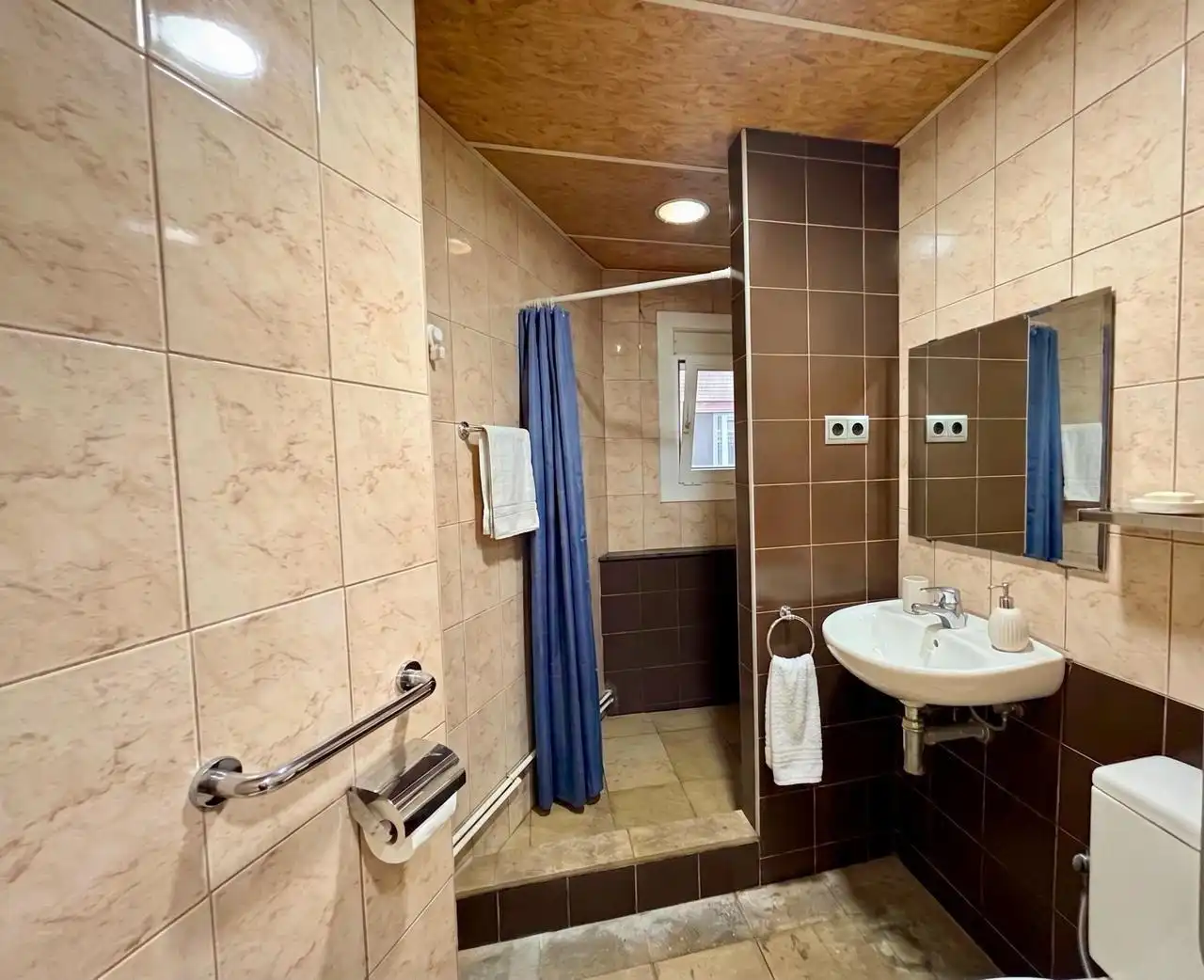 Badezimmer von Erdgeschoss zum Verkauf in Barcelona mit Parkett