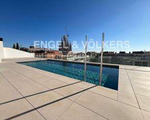 Swimming pool of Apartment to rent in  Barcelona Capital  with Air Conditioner, Heating and Parquet flooring