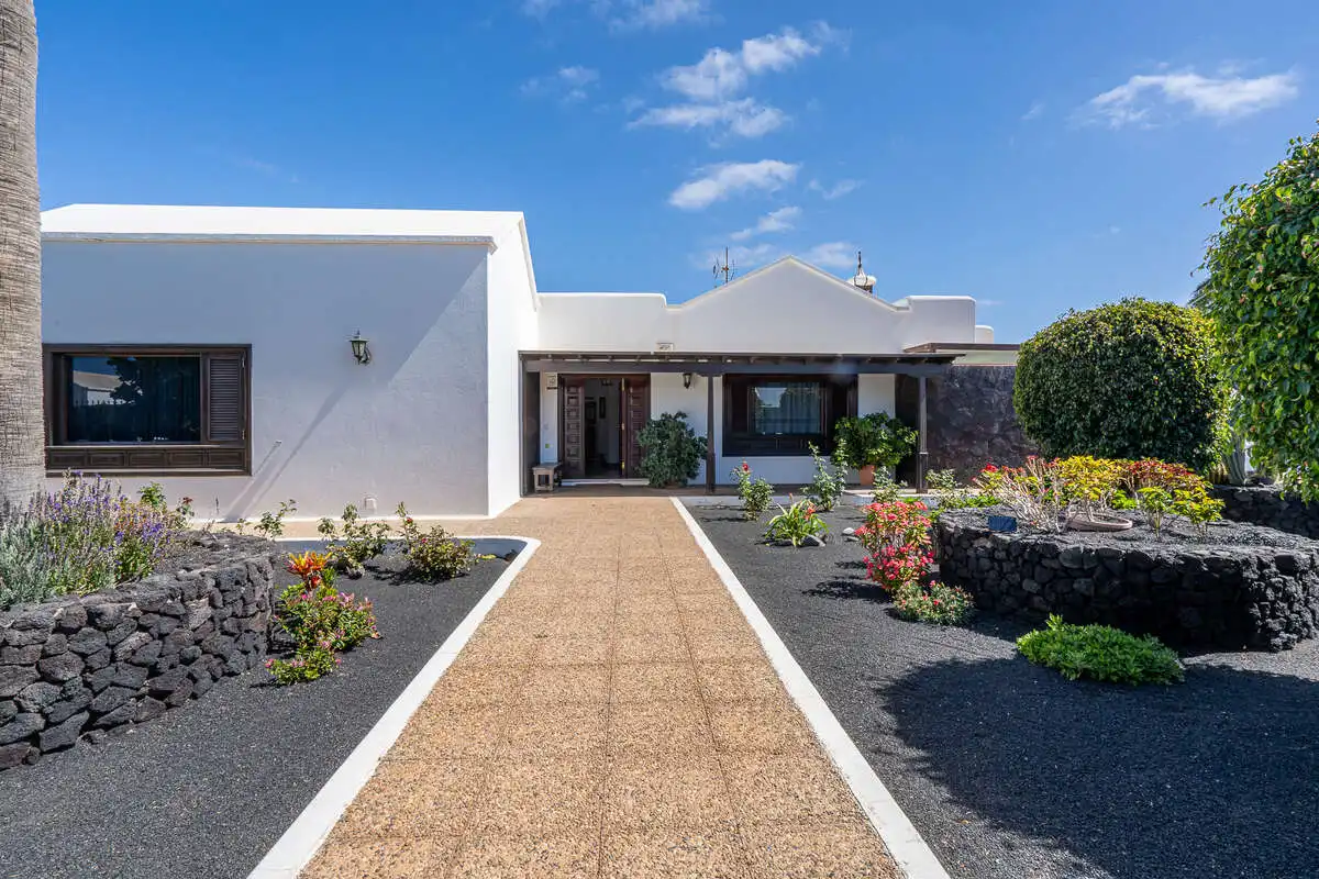 Vista exterior de Casa o xalet en venda en Arrecife amb Jardí privat i Piscina