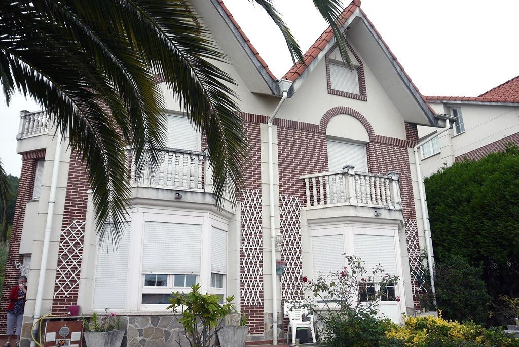 Vista exterior de Casa o xalet en venda en Castro-Urdiales amb Calefacció, Jardí privat i Terrassa