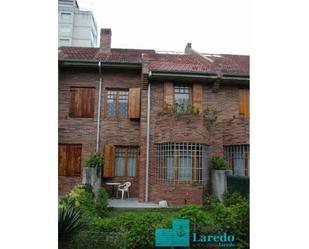 Vista exterior de Casa adosada de lloguer en Laredo amb Calefacció, Jardí privat i Terrassa