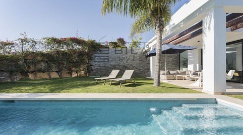 Foto 2 de Casa adosada en venta en Residencial Greenhills, Calahonda, Mijas
