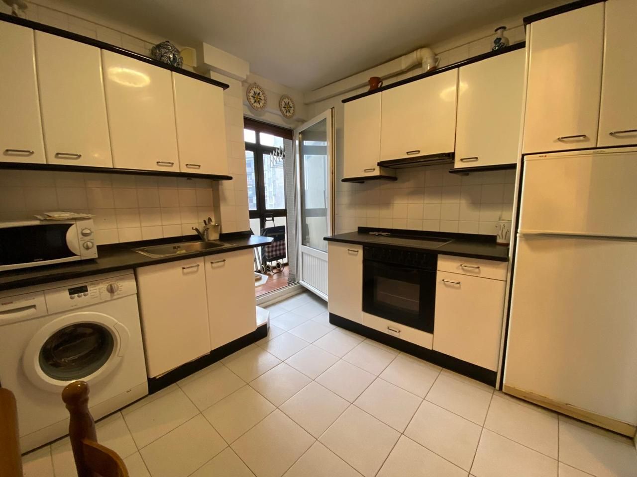 Cuina de Pis en venda en Abadiño  amb Calefacció i Balcó