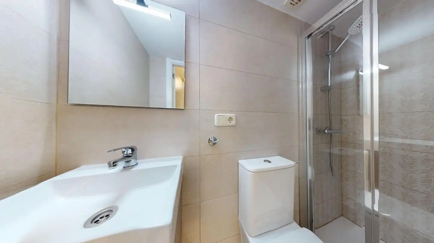 Badezimmer von Erdgeschoss zur Miete in Madrid