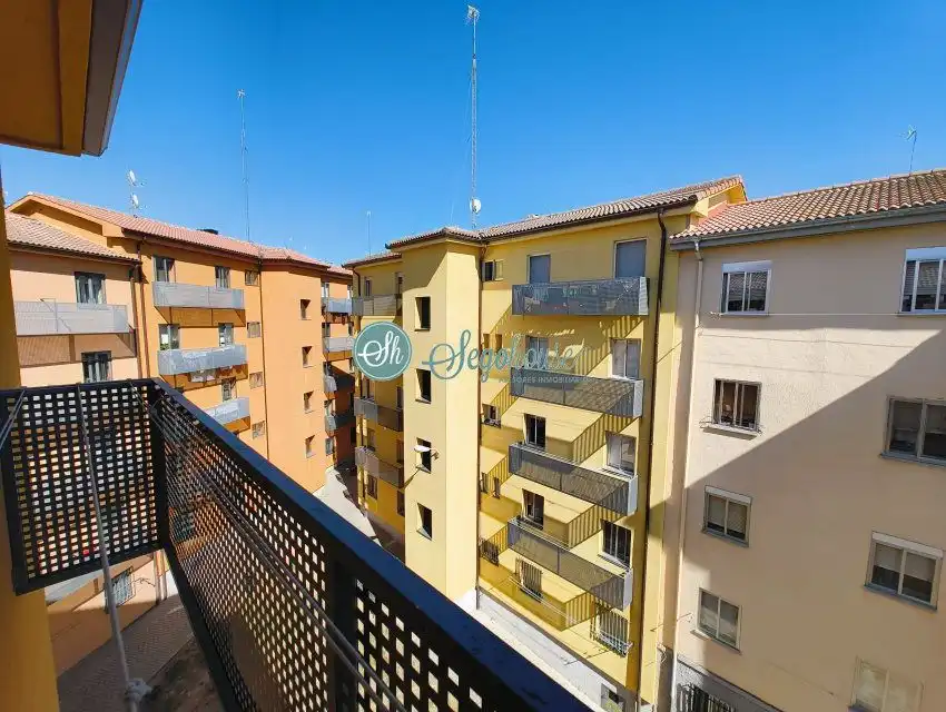 Vista exterior de Piso en venta en Segovia con Calefacción, Parquet y Terraza