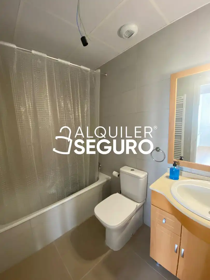 Bathroom of Flat for rent in Azuqueca de Henares  with Heating, Terrace and Swimming Pool
