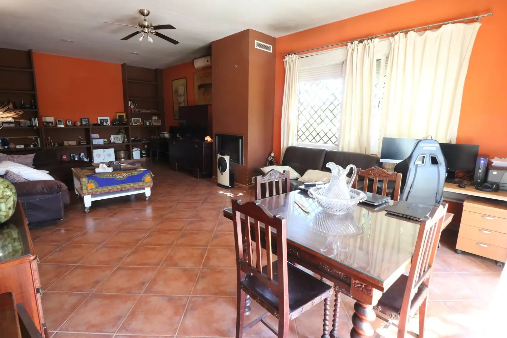 Sala de estar de Casa o chalet en venta en Dos Hermanas con Aire acondicionado, Calefacción y Jardín privado