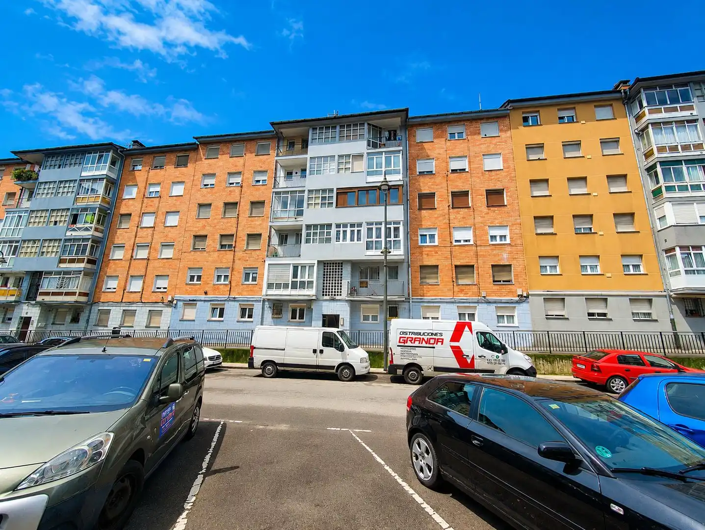 Vista exterior de Piso en venta en Avilés con Trastero
