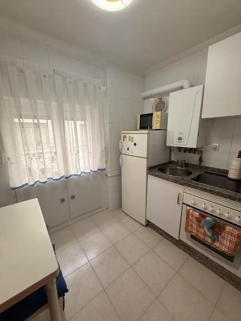Cuina de Pis en venda en Oviedo  amb Calefacció, Terrassa i Traster