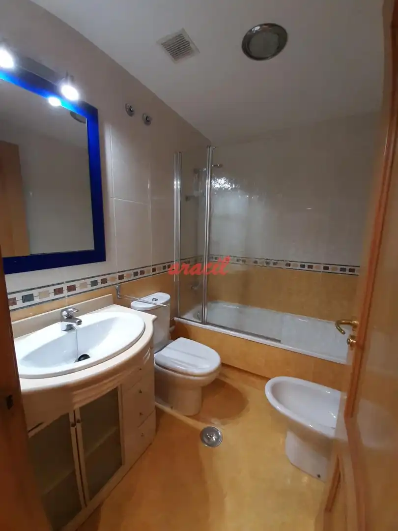 Baño de Estudio de alquiler en Ourense Capital  con Calefacción y Amueblado