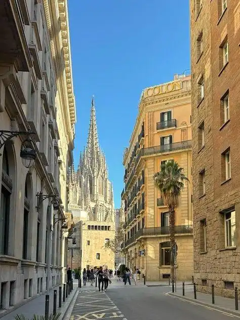 Vista exterior de Edifici en venda en Barcelona