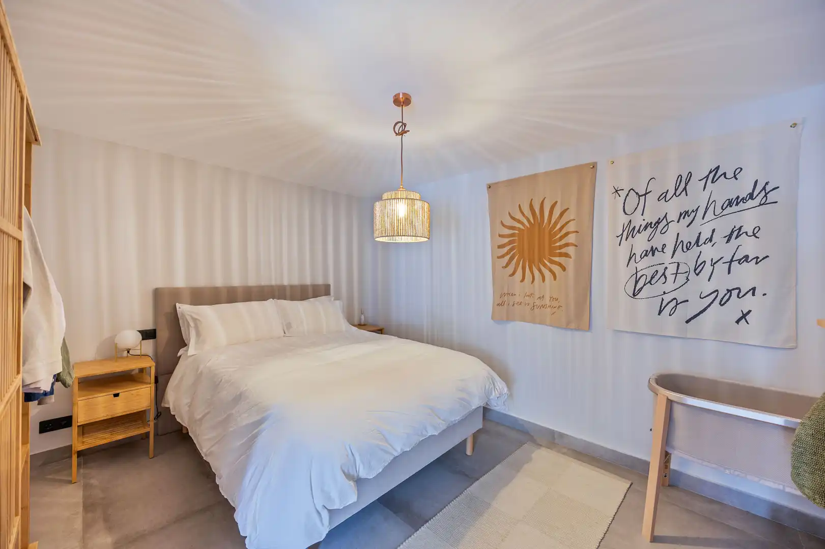 Schlafzimmer von Erdgeschoss zum Verkauf in Sotogrande mit Klimaanlage, Privatgarten und Terrasse