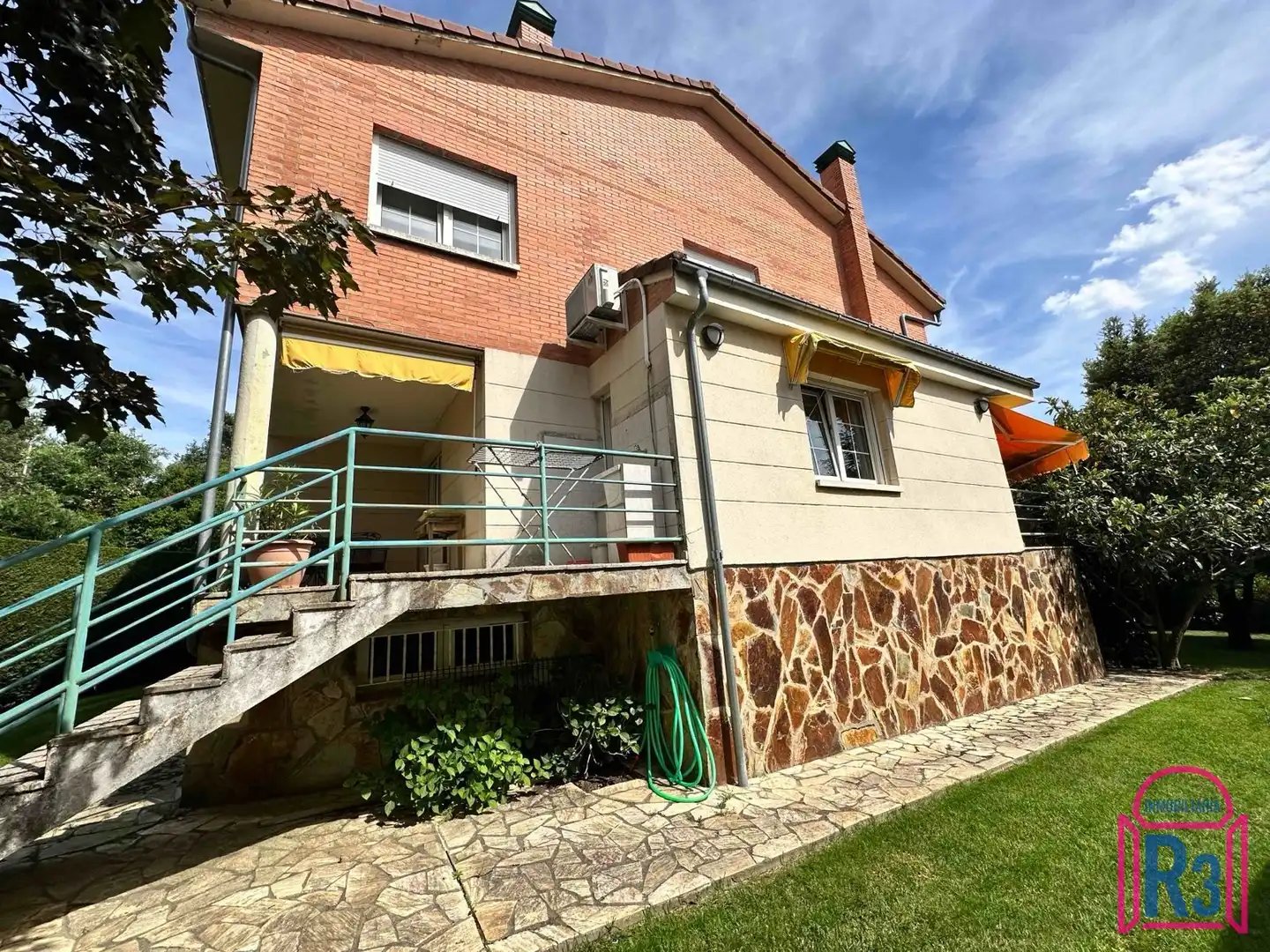 Vista exterior de Casa o xalet en venda en Sariegos amb Calefacció i Moblat