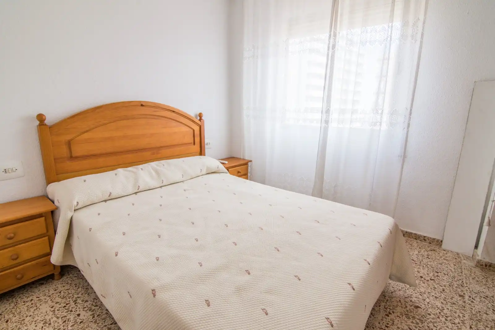 Dormitori de Apartament de lloguer en Gandia amb Aire condicionat, Terrassa i Moblat