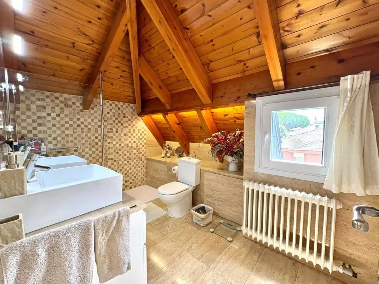Badezimmer von Maisonette zum Verkauf in Sant Cugat del Vallès mit Klimaanlage, Heizung und Parkett