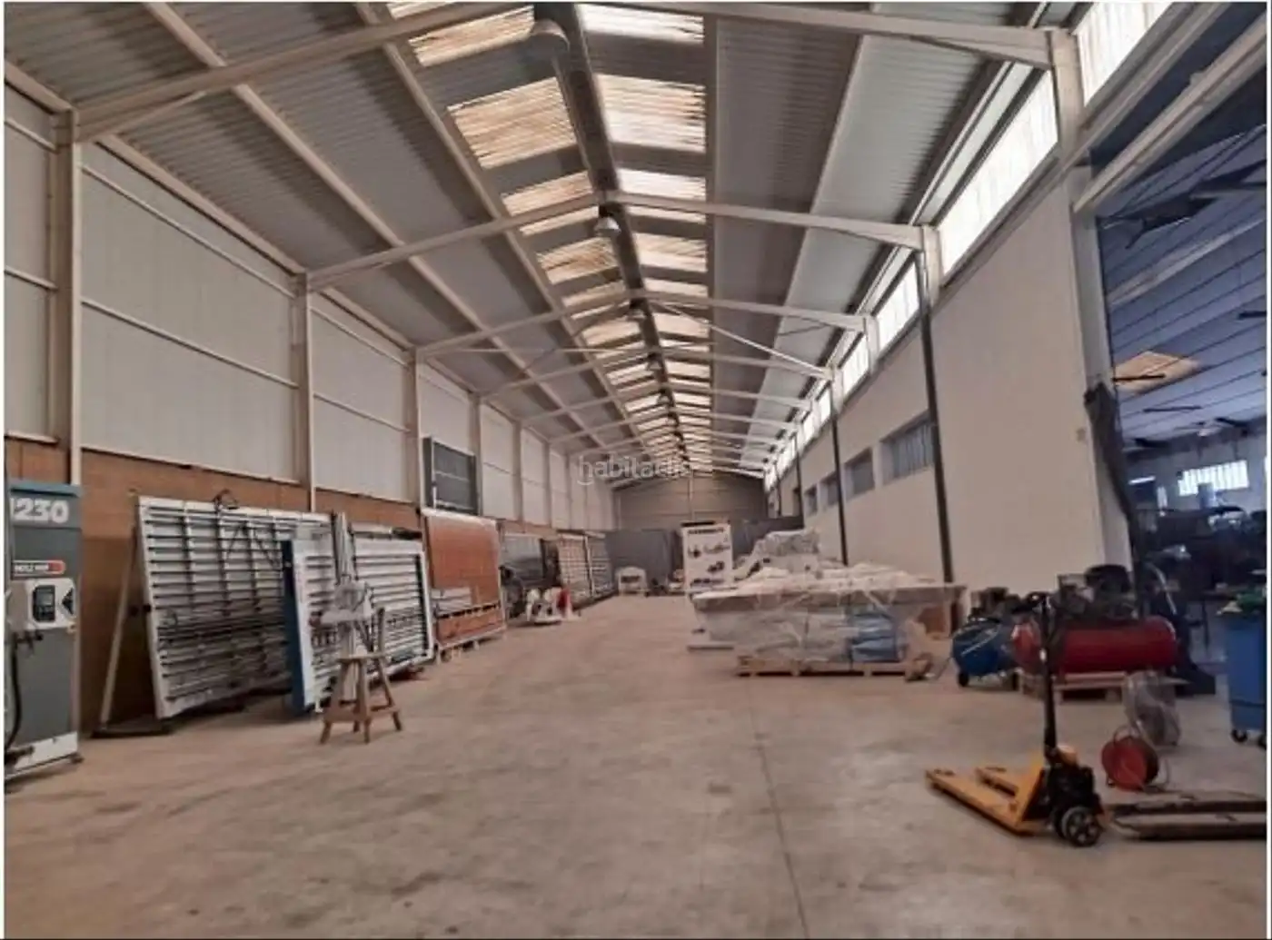Nau industrial de lloguer a Carrer dels Esqueis 29