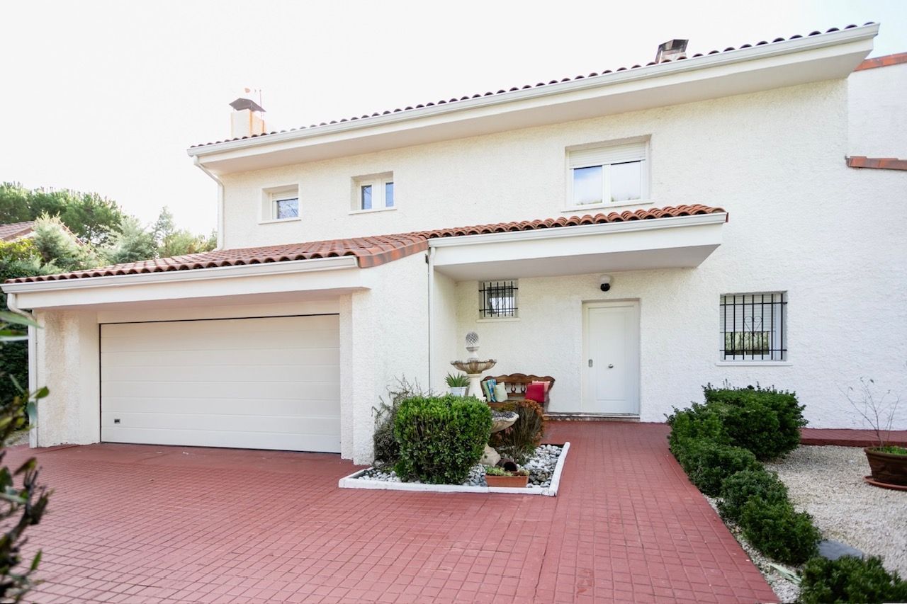 Exterior view of House or chalet for sale in Boadilla del Monte  with Heating, Private garden and Storage room