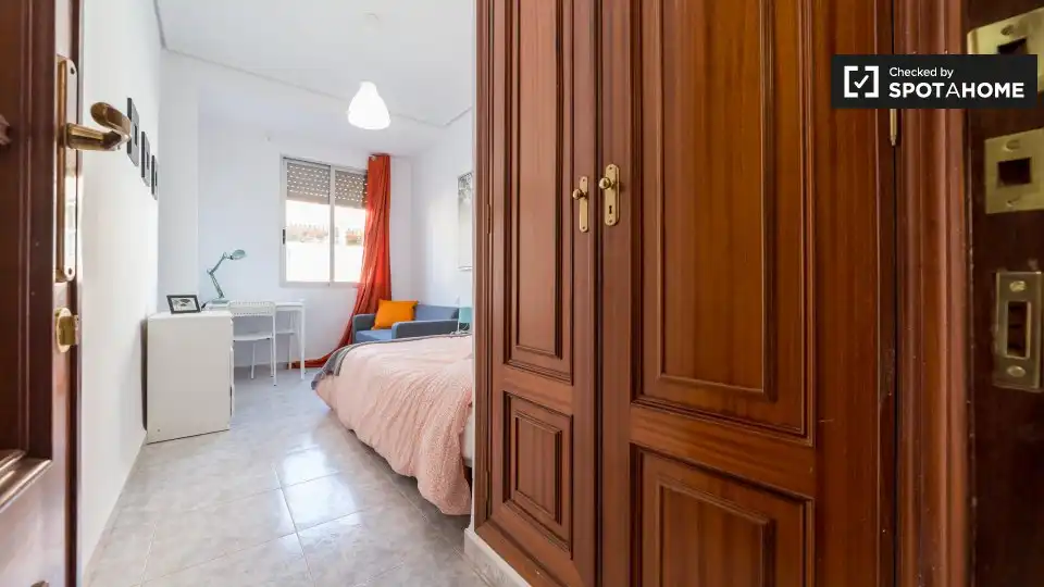 Schlafzimmer von Wohnung zur untervermieten in Valencia mit Klimaanlage, Heizung und Möbliert