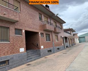 Exterior view of Single-family semi-detached for sale in Pinseque  with Air Conditioner and Terrace