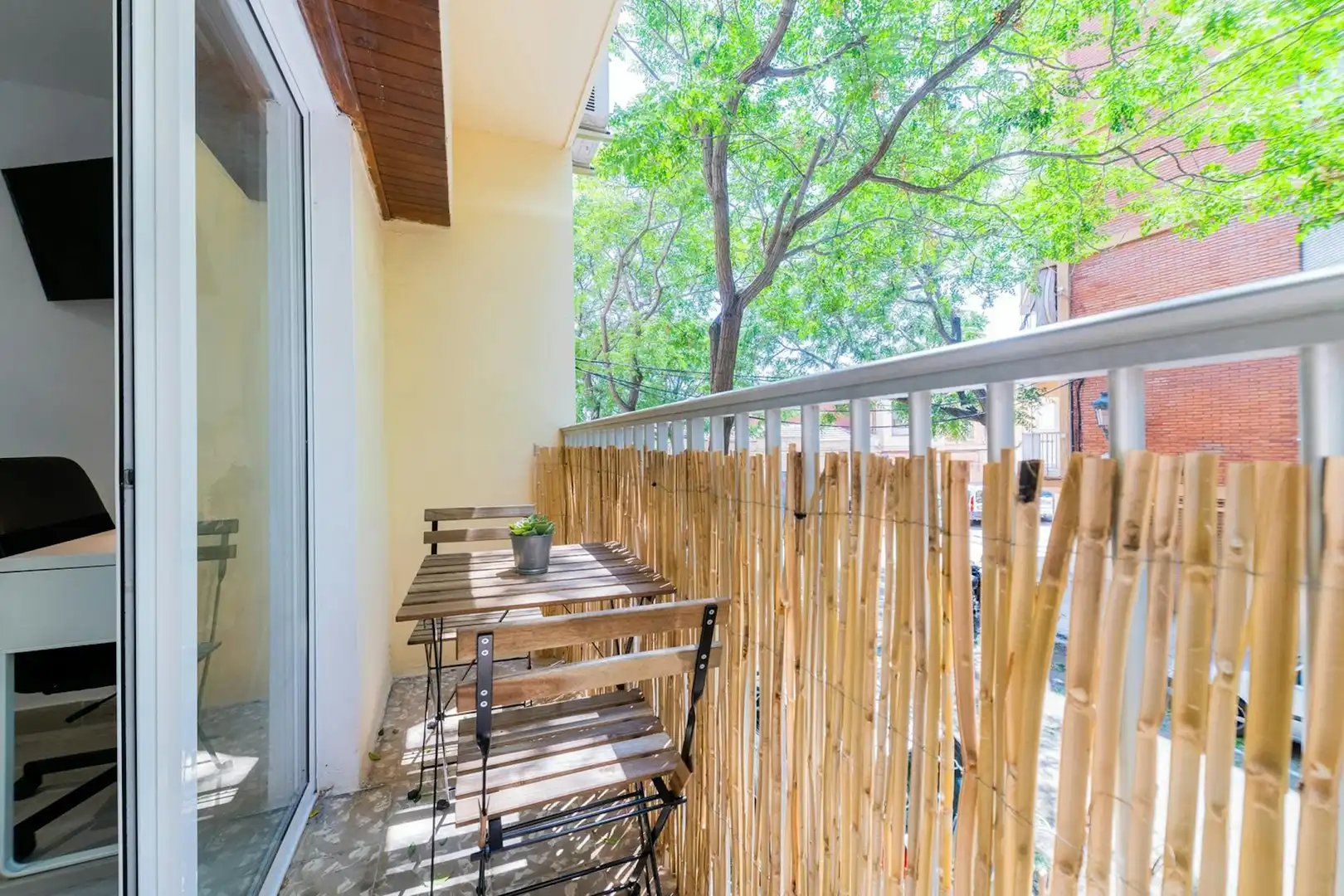 Terraza de Piso para compartir en Valencia con Amueblado, Lavadora y Internet