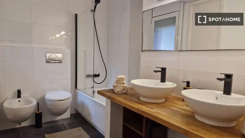 Bany de Apartament per a compartir en Gavà amb Aire condicionat, Terrassa i Moblat