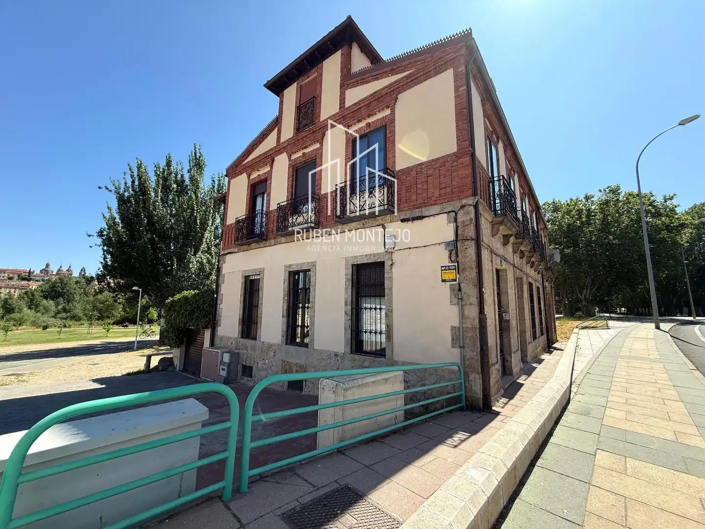 Außenansicht von Einfamilien-Reihenhaus zur Miete in Salamanca mit Heizung, Terrasse und Abstellraum