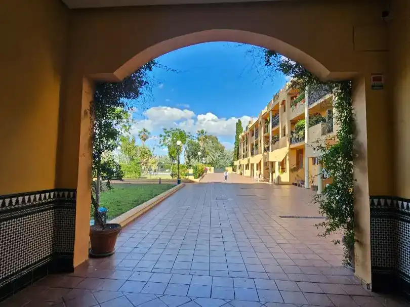 Vista exterior de Pis en venda en San Juan de Aznalfarache amb Aire condicionat i Piscina