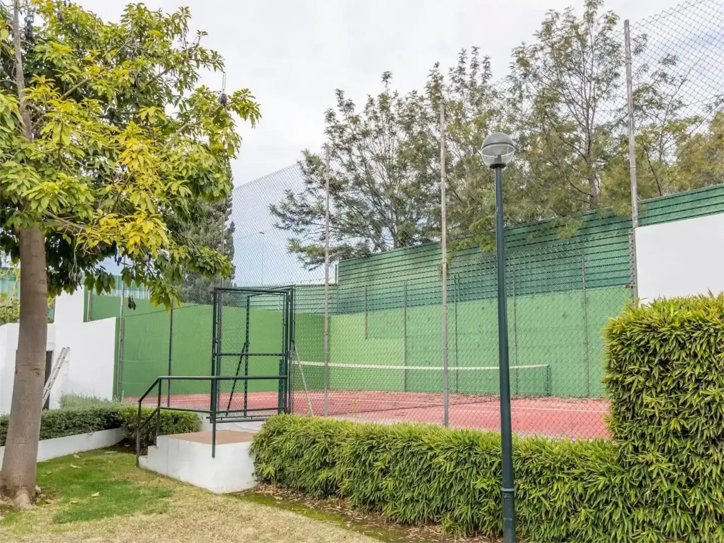 Vista exterior de Pis en venda en Marbella amb Aire condicionat, Piscina i Balcó