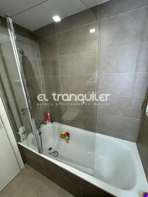 Bathroom of Flat for rent in Madrid  with Air Conditioner, Terrace and Storage room