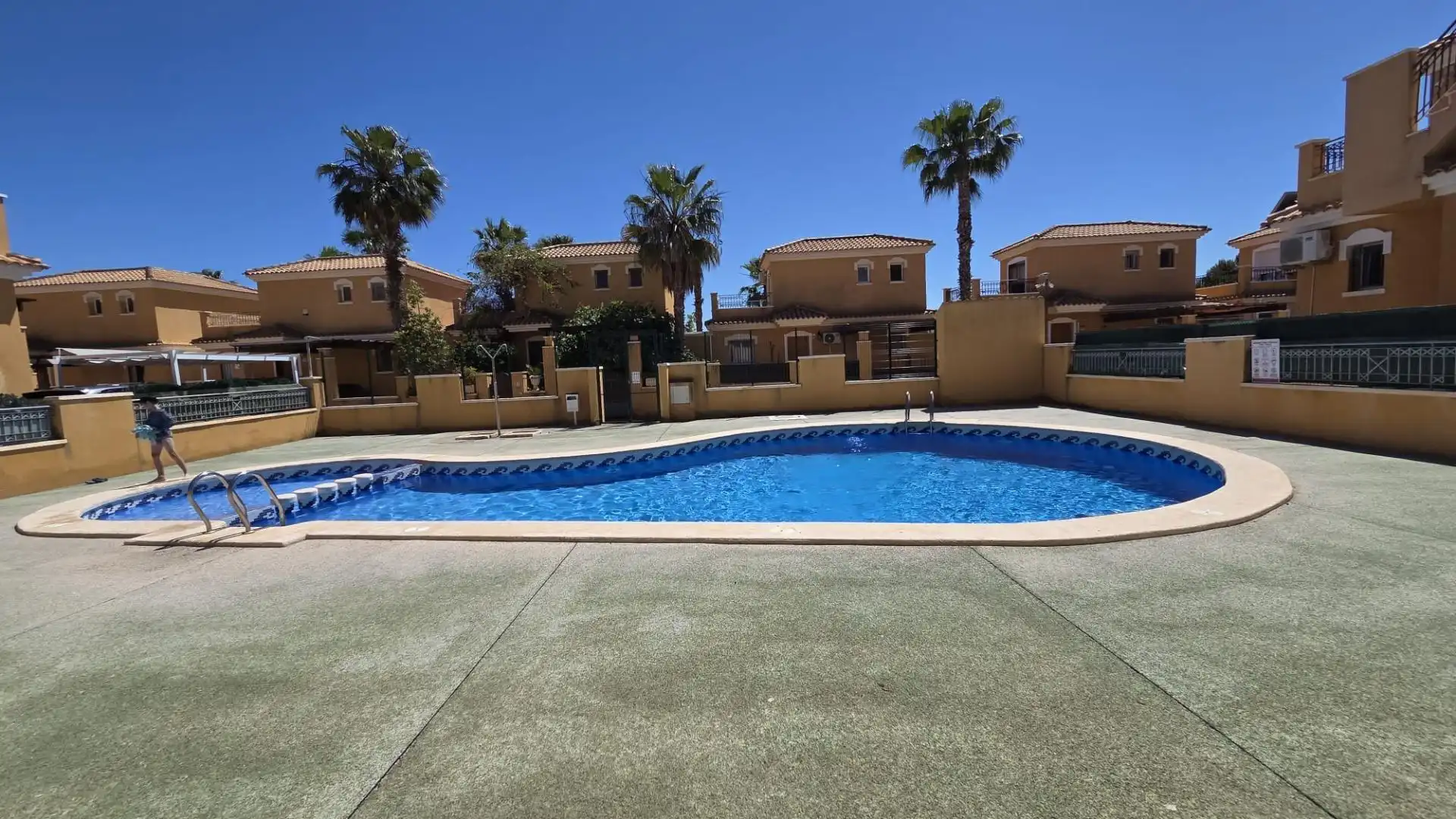 Piscina de Casa adosada en venda en Torrevieja amb Aire condicionat, Jardí privat i Terrassa