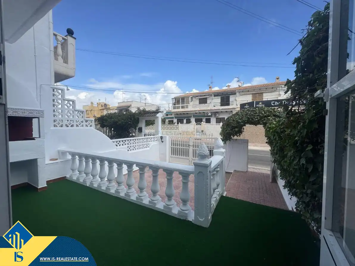 Vista exterior de Casa adosada en venda en Torrevieja amb Calefacció, Jardí privat i Terrassa
