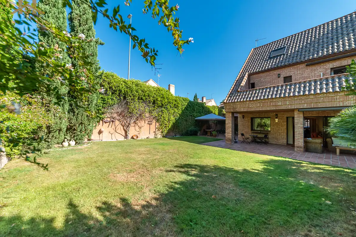 Garden of Detached homes for sale in Villanueva del Pardillo  with Air Conditioner, Heating and Private garden