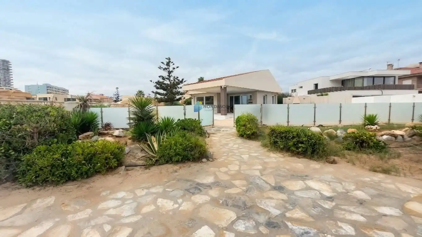 Vista exterior de Casa o chalet en venta en La Manga del Mar Menor con Aire acondicionado, Jardín privado y Terraza
