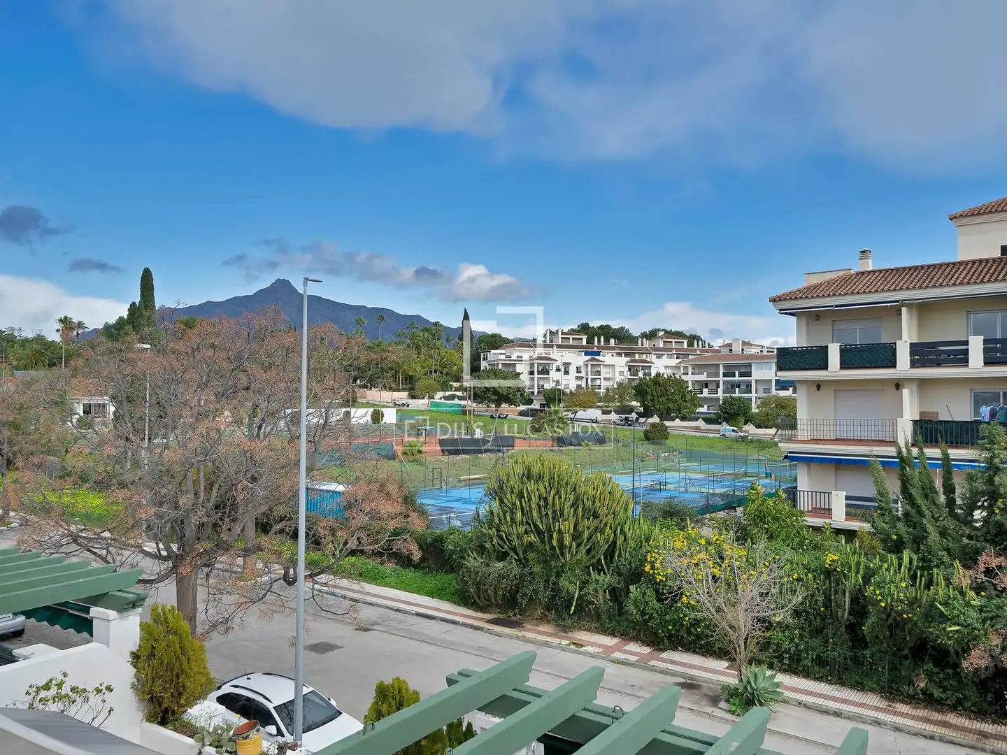 Vista exterior de Àtic en venda en Marbella amb Aire condicionat, Calefacció i Jardí privat