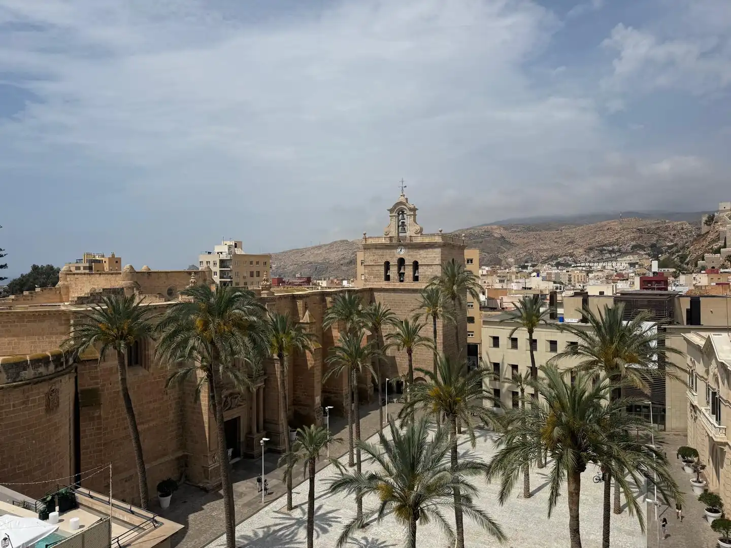 Vista exterior de Ático de alquiler en  Almería Capital con Aire acondicionado, Amueblado y Horno